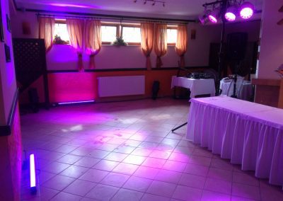 DJ na svadbu, príprava osvetlenia farba ružová v Koliba u Zbojníkov Veľká Lomnica